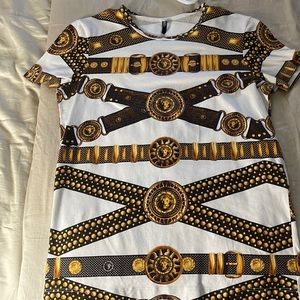 Size small Versace top worn 3 times . Good condition